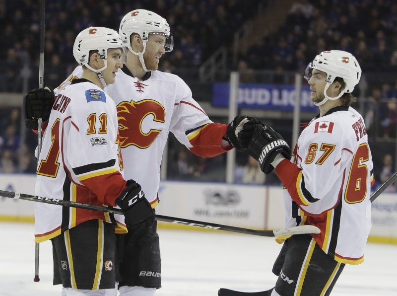 Hráči Calgary s Michaelem Frolíkem se radují. Hráči Calgary s Michaelem Frolíkem se radují.