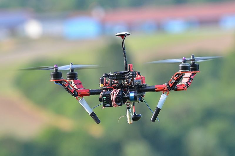 Bezpilotní letadlo (dron) s kamerou.