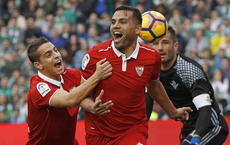 Fotbalisté Sevilly se radují z výhry nad Betisem.