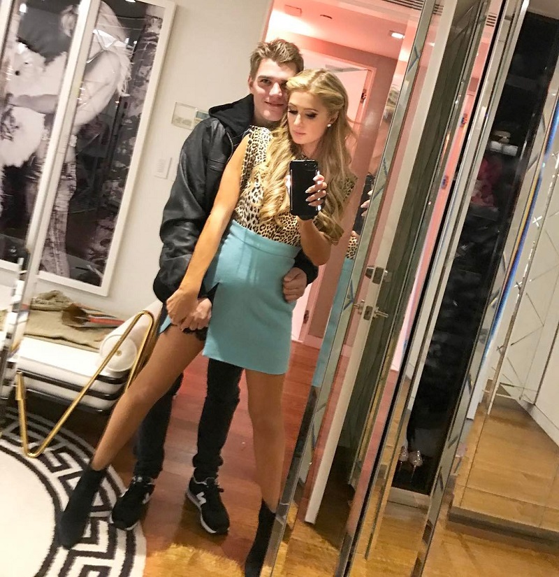 Hilton se svým novým objevem ráda chlubí na sociální síti.