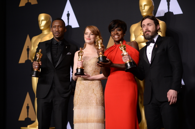 Vítězní herci. Zleva Mahershala Ali, Emma Stoneová, Viola Davisová a Casey Affleck. Vítězní herci. Zleva Mahershala Ali, Emma Stoneová, Viola Davisová a Casey Affleck.