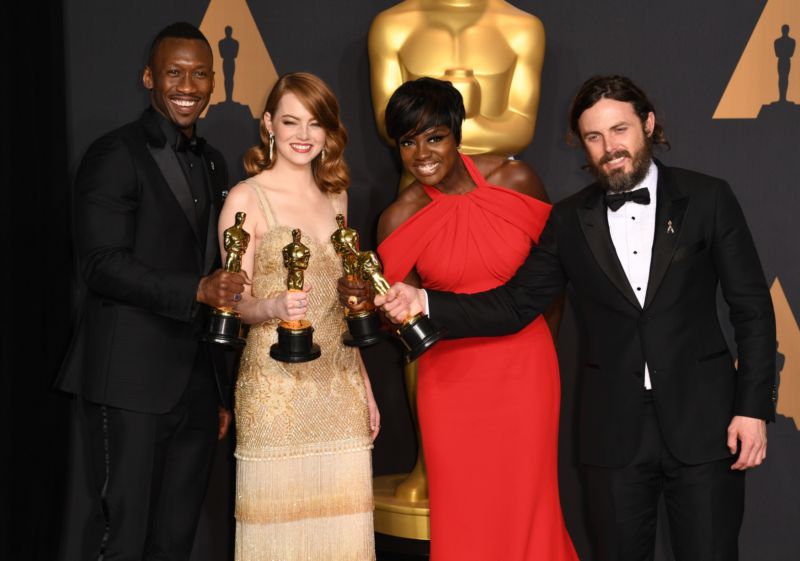 Letošní vítězové - zleva Mahershala Ali, Emma Stoneová, Viola Davisová a Casey Affleck.