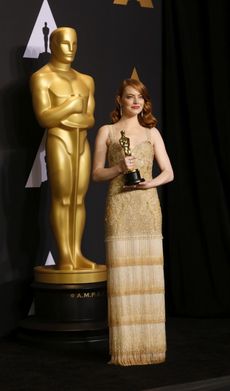 Emma Stone ve zlaté róbě.