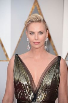 Velkou pozornost na červeném koberci vzbudily také náušnice herečky Charlize Theronové.