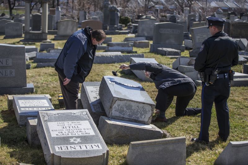 Neznámí útočníci znesvětili židovský hřbitov v americké Filadelfii. Neznámí útočníci znesvětili židovský hřbitov v americké Filadelfii.