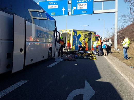 Řidič autobusu utrpěl vážná zranění nohou.