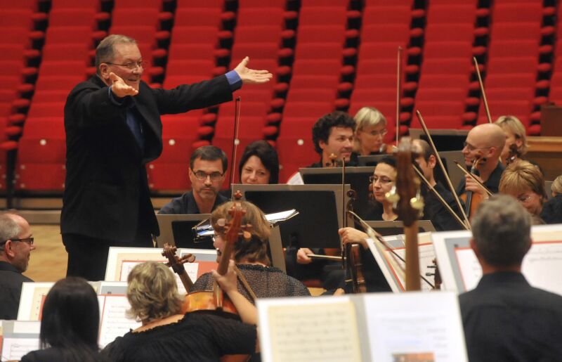 Dirigent Petr Kotík na zkoušce s orchestrem.