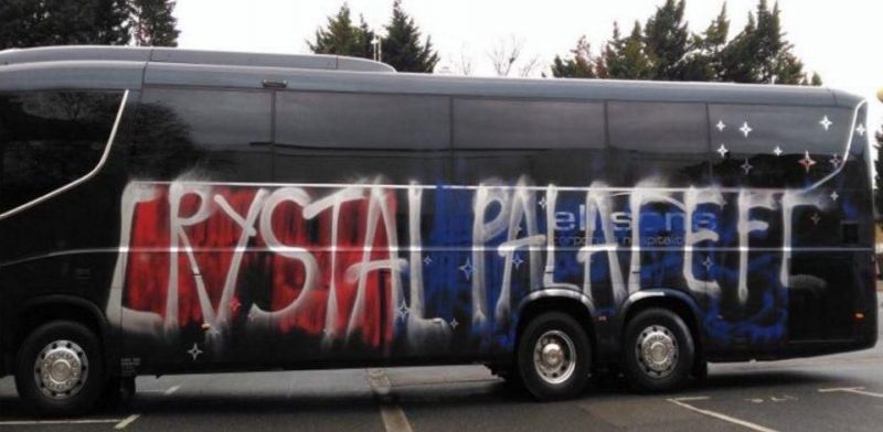 Posprejovaný autobus fotbalistů Crystal Palace.
