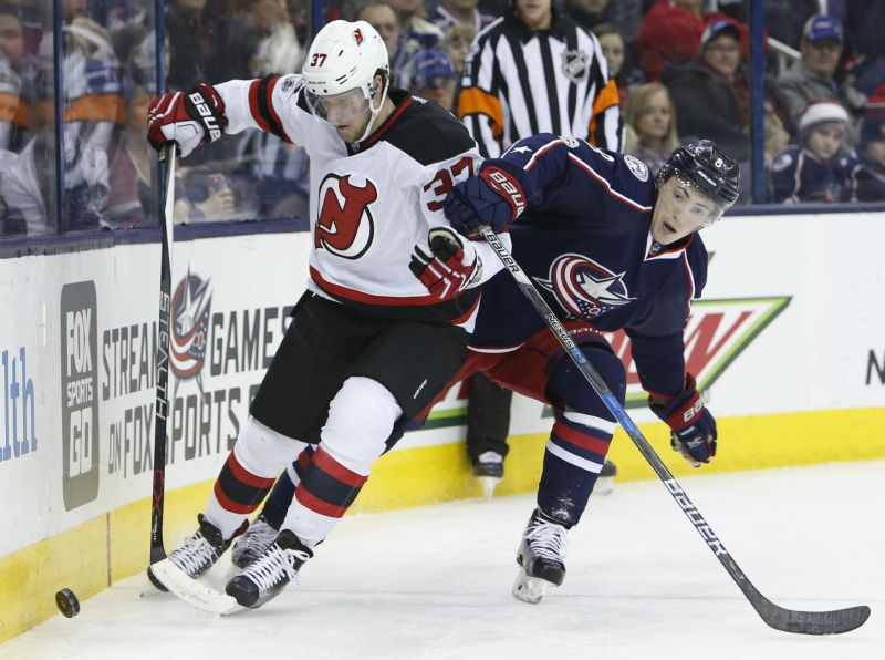 Pavel Zacha (vlevo) v bílém dresu New Jersey Devils.