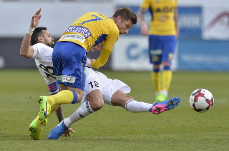 Mladá Boleslav uhrála s Teplicemi remízu 1:1. Lukáš Magera (v pádu) z Mladé Boleslavi svádí souboj s teplickým Martinem Fillem. Mladá Boleslav uhrála s Teplicemi remízu 1:1. Lukáš Magera (v pádu) z Mladé Boleslavi svádí souboj s teplickým Martinem Fillem.