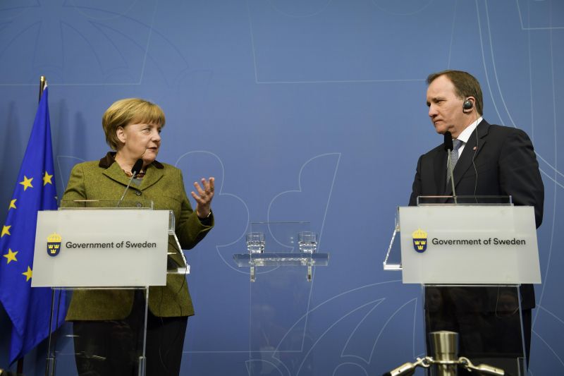 Sociálnědemokratický premiér Švédska Stefan Löfven při setkání s německou kancléřkou Angelou Merkelovou.