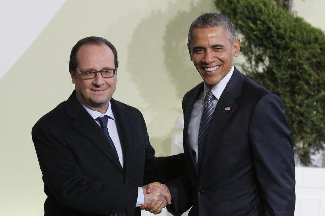 Francouzský prezident Françoise Hollande (vlevo) a bývalý šéf Bílého domu Barack Obama.