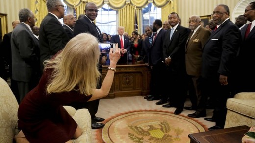 Chování Kellyanne Conwayové vyvolalo skandál.