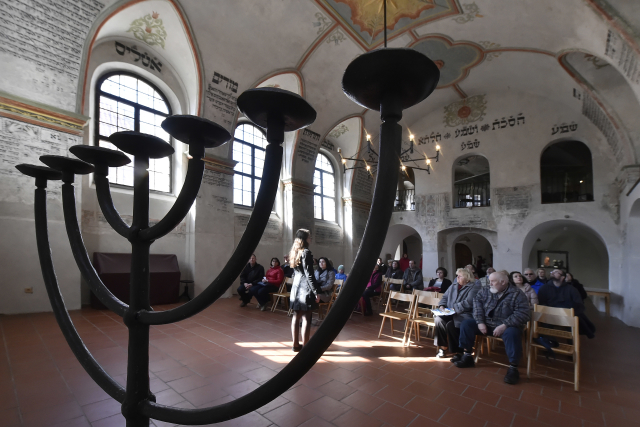 Letošní oslavy židovského svátku Purim zahájí prohlídky Zadní synagogy (na snímku) a židovské domácnosti v Domě Seligmana Bauera. Letošní oslavy židovského svátku Purim zahájí prohlídky Zadní synagogy (na snímku) a židovské domácnosti v Domě Seligmana Bauera.