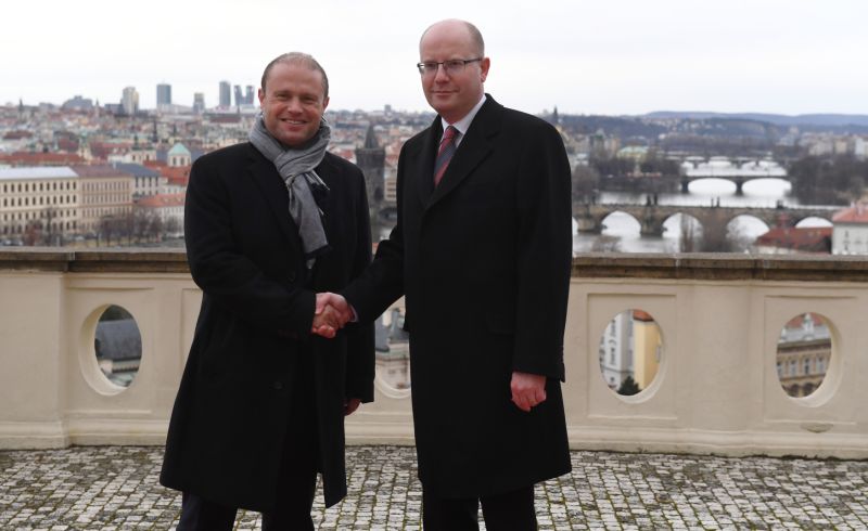 Premiér B. Sobotka se svým maltským protějškem J. Muscatem.