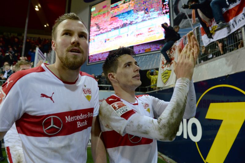 Kevin Grosskreutz (vlevo) ze Stutgartu platí za bouřliváka nejen na hřišti. Kevin Grosskreutz (vlevo) ze Stutgartu platí za bouřliváka nejen na hřišti.
