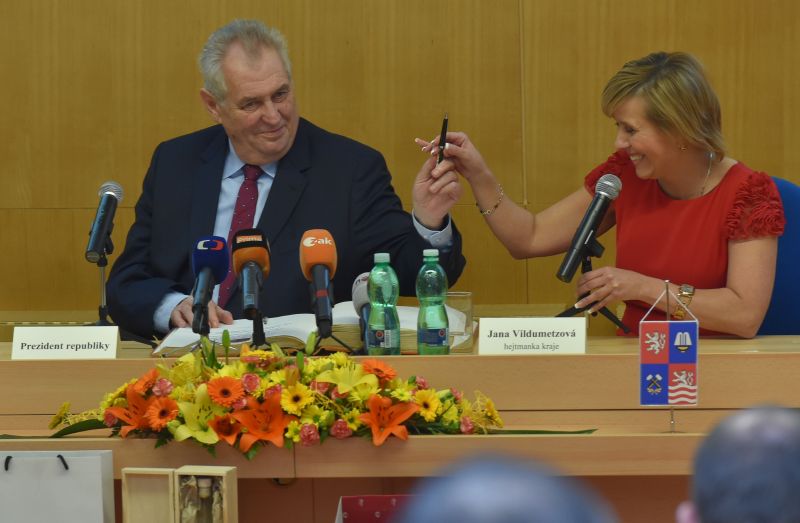 Miloš Zeman a karlovarská hejtmanka Jana Vildumetzová. Miloš Zeman a karlovarská hejtmanka Jana Vildumetzová.