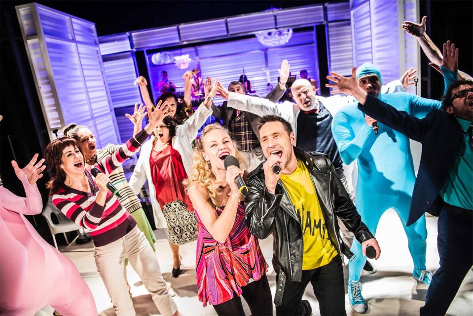 Proč muži neposlouchají a ženy neumí číst v mapách, hudební komedie v nastudování Divadla ABC, která radí, jak se vyhnout partnerským krizím.