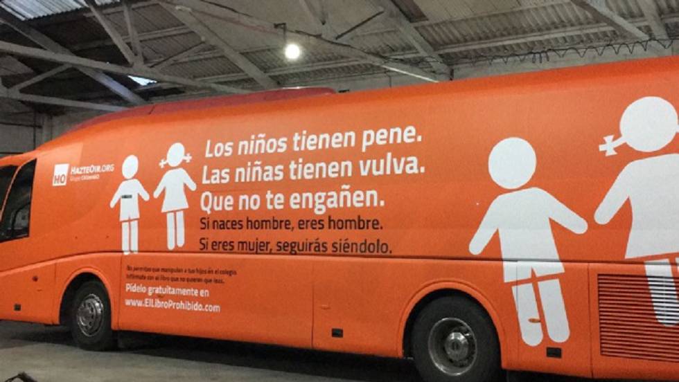 Autobus s nápisem, který vzbudil rozruch.