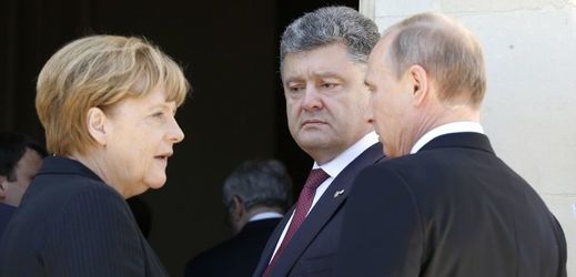 Vladimír Putin, Angela Merkelová a Petro Porošenko. Vladimír Putin, Angela Merkelová a Petro Porošenko.