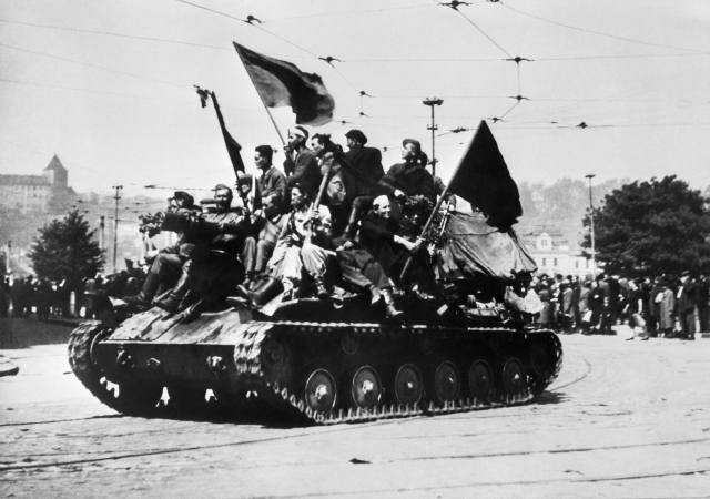 Příjezd Rudé armády do Prahy 9. května 1945. Na ruském tanku jedou vojáci i Pražané s prapory kolem Mánesova mostu. Příjezd Rudé armády do Prahy 9. května 1945. Na ruském tanku jedou vojáci i Pražané s prapory kolem Mánesova mostu.