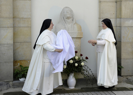 V prostorách vnitřního nádvoří kláštera sester premonstrátek v Doksanech na Litoměřicku byla roku 2012 požehnána socha sv. Anežky České, kterou daroval strahovský klášter. Na snímku sestry premonstrátky odhalují sochu.