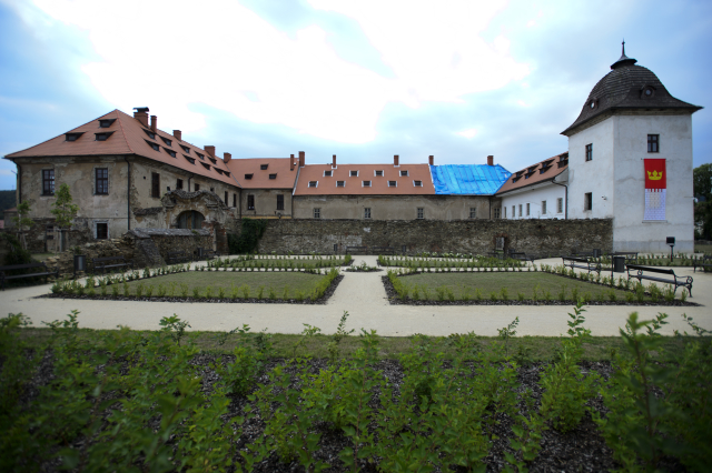 Částečně opravený zámek v Králově Dvoře na Berounsku. Částečně opravený zámek v Králově Dvoře na Berounsku.