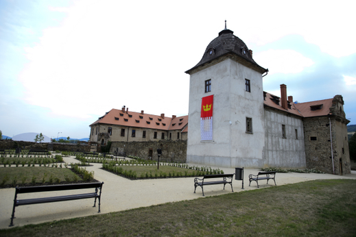 Městu Králův Dvůr stále chybějí peníze na celkovou rekonstrukci zámku, radnice je chce získat z evropských fondů. Snímek z roku 2015. Městu Králův Dvůr stále chybějí peníze na celkovou rekonstrukci zámku, radnice je chce získat z evropských fondů. Snímek z roku 2015.