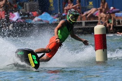 Jakub Kornfeil na jetsurfu.