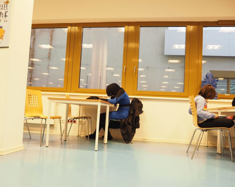 Gymnázium zakázalo demonstrativní modlení muslimských žáků. Gymnázium zakázalo demonstrativní modlení muslimských žáků.