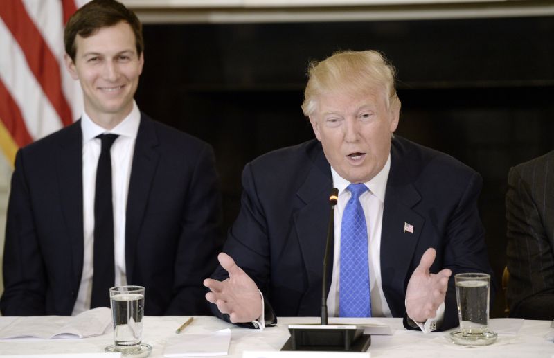 Jared Kushner se svým prezidentem Donaldem Trumpem. Jared Kushner se svým prezidentem Donaldem Trumpem.
