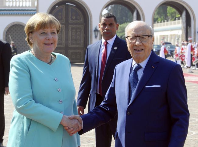 Kancléřka Angela Merkelová s tuniským prezidentem Kaídem Sibsím. Kancléřka Angela Merkelová s tuniským prezidentem Kaídem Sibsím.