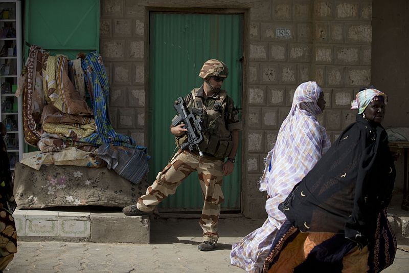 Francouzský voják v hlavním městě Mali Timbuktu. Francouzský voják v hlavním městě Mali Timbuktu.