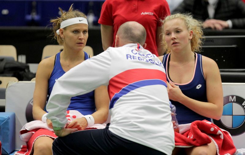 Fedcupové reprezentantky Šafářová a Siniaková s nehrajícím kapitánem Pálou. Fedcupové reprezentantky Šafářová a Siniaková s nehrajícím kapitánem Pálou.