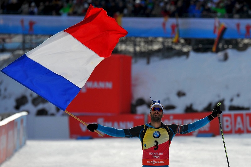Martin Fourcade oslavuje prvenství v závodě SP. Martin Fourcade oslavuje prvenství v závodě SP.