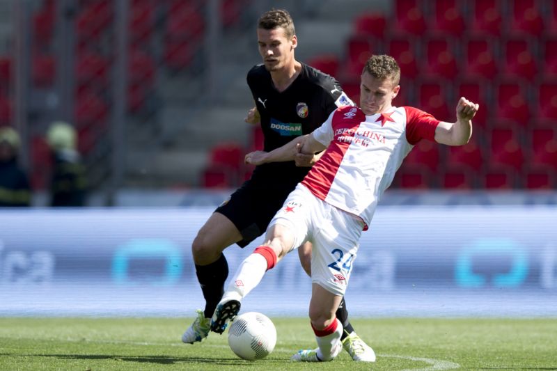 Sešívaný Mešanovič v souboji s plzeňským Lukášem Hejdou. Sešívaný Mešanovič v souboji s plzeňským Lukášem Hejdou.