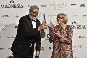 Herec Jiří Bartoška a filmová publicistka Eva Zaoralová 4. března v Praze s cenou Český lev za mimořádný přínos české kinematografii.