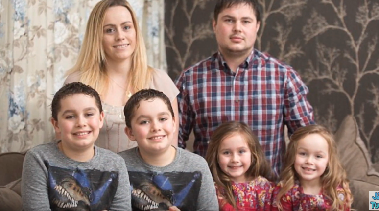 Manželé Powerovi a jejich dvoje dvojčata. Manželé Powerovi a jejich dvoje dvojčata.