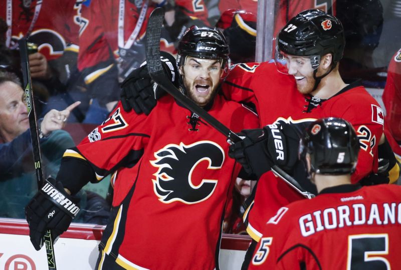 Útočník Calgary Michael Frolík se raduje z branky.