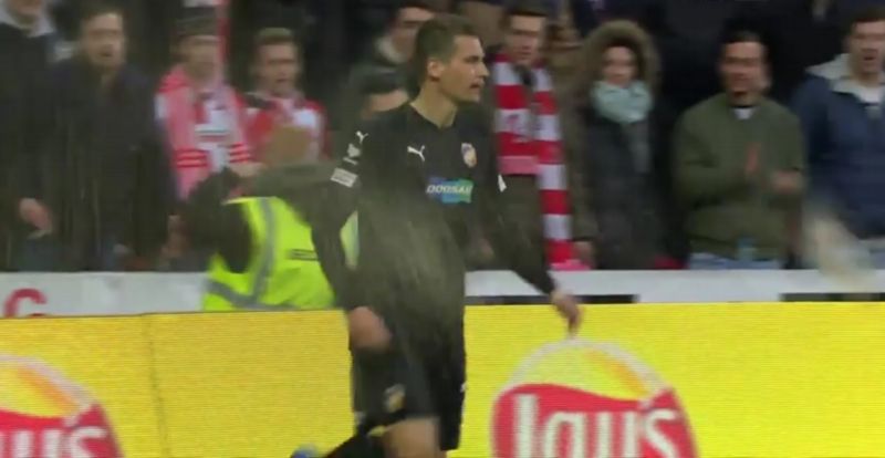 Lukáš Hejda si "užívá" pivní sprchu. Lukáš Hejda si "užívá" pivní sprchu.