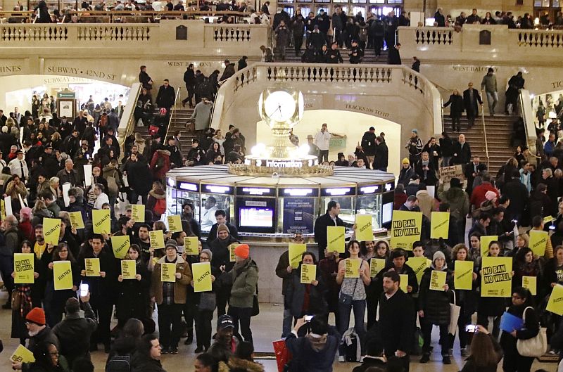 Protesty proti imigračnímu dekretu prezidenta Trumpa v New Yorku.