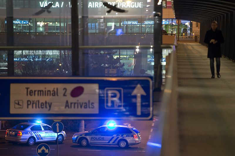 Případ se stal loni den před Silvestrem. Na ruzyňském letišti kvůli bombové výhrůžce muselo nouzově přistát letadlo směřující z Kanárských ostrovů do Varšavy. Případ se stal loni den před Silvestrem. Na ruzyňském letišti kvůli bombové výhrůžce muselo nouzově přistát letadlo směřující z Kanárských ostrovů do Varšavy.