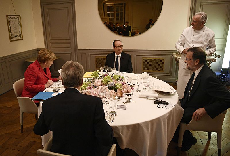 Nejvyšší představitelé Německa, Francie, Itálie a Španělska na neformálním summitu ve Versailles u Paříže. Nejvyšší představitelé Německa, Francie, Itálie a Španělska na neformálním summitu ve Versailles u Paříže.
