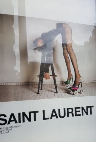Podle některých kampaň YSL navádí ke znásilnění a propaguje anorexii.