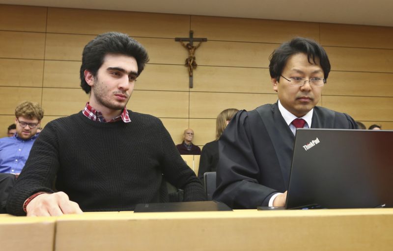 Anas Mudamaní (vlevo) sedí vedle svého právního obhájce.