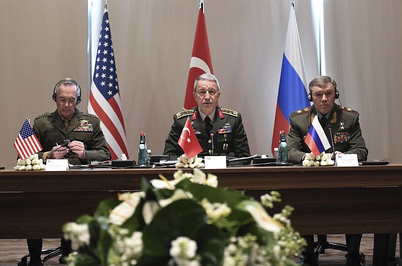 Zleva: šéf sboru náčelníků štábů americké armády Joseph Dunford, turecký generál Hulusi Akar a náčelník generálního štábu ruské armády Valerij Gerasimov. Zleva: šéf sboru náčelníků štábů americké armády Joseph Dunford, turecký generál Hulusi Akar a náčelník generálního štábu ruské armády Valerij Gerasimov.