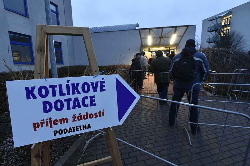 Fronta na rozdělování kotlíkových dotací v Karlovarském kraji.