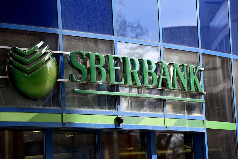 Klienti, kteří nejsou občany Ruska, však nemají přístup ke všem službám Sberbank. Žádat o půjčku a kreditní kartu mohou pouze Rusové, ostatní klienti mohou žádat o debetní kartu.