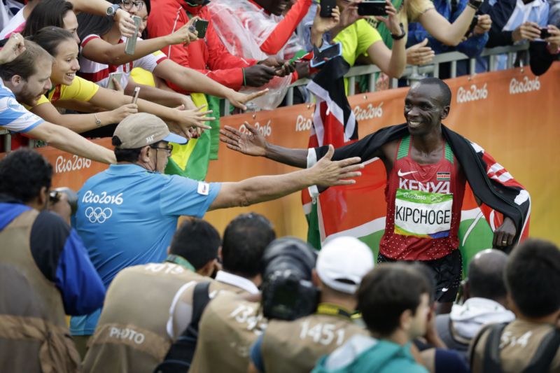 Jeden z nejlepších maratonců současnosti - Keňan Eliud Kipchoge. Jeden z nejlepších maratonců současnosti - Keňan Eliud Kipchoge.