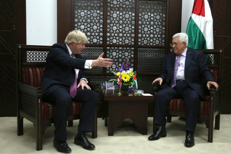 Britský ministr zahraničí Boris Johnson (vlevo) s  palestinským prezidentem Mahmúdem Abbásem (vpravo) během setkání v Ramalláhu. 